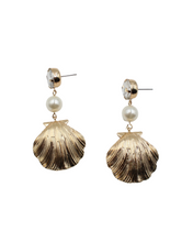 Load image into Gallery viewer, Clam Pearl Earrings
