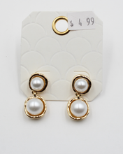 Load image into Gallery viewer, Hey Pearl Earrings
