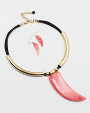 Load image into Gallery viewer, Resin Horn Pendant Necklace Set

