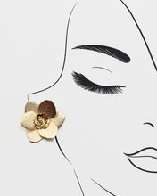 Load image into Gallery viewer, Metal Flower Earrings
