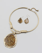 Load image into Gallery viewer, Center Stone Pendant Choker Set
