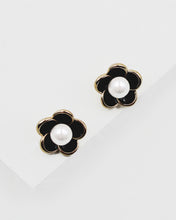 Load image into Gallery viewer, Pearl Center Flower Stud Earrings
