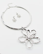 Load image into Gallery viewer, Flower Pendant Choker Chain Necklace Set

