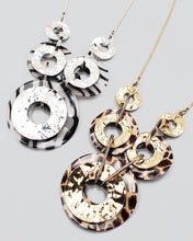 Load image into Gallery viewer, Wild Print Resin Ring Necklace Set
